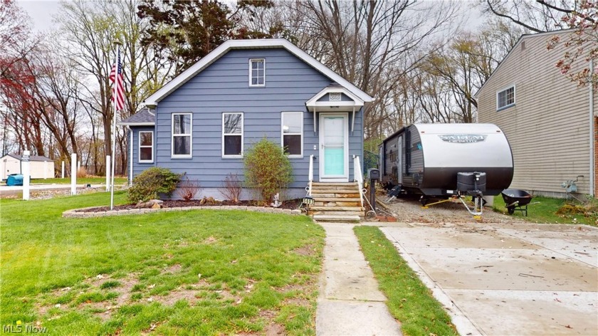 Welcome to easy living in this charming 2-bedroom, 1-bathroom - Beach Home for sale in Mentor, Ohio on Beachhouse.com