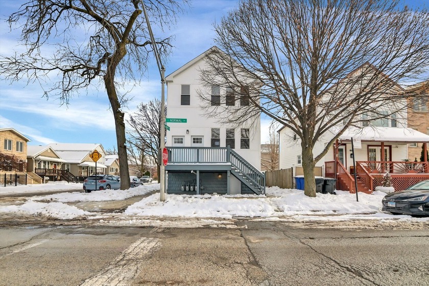 Totally rehabbed and move-in ready 4-unit building featuring two - Beach Home for sale in Chicago, Illinois on Beachhouse.com