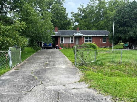 Investor Ready: 2 Bed, 1 Bath Fixer Upper
This charming 1,025 - Beach Home for sale in Hubert, North Carolina on Beachhouse.com