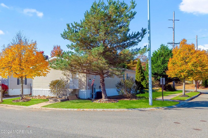 Why rent when you can buy?! Welcome to this spacious, open and - Beach Home for sale in Manahawkin, New Jersey on Beachhouse.com