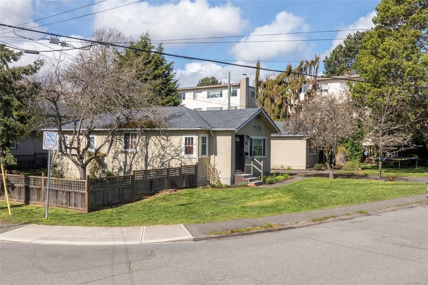 An exceptional development opportunity in the heart of Oak Bay! - Beach Townhome/Townhouse for sale in Oak Bay, British Columbia on Beachhouse.com