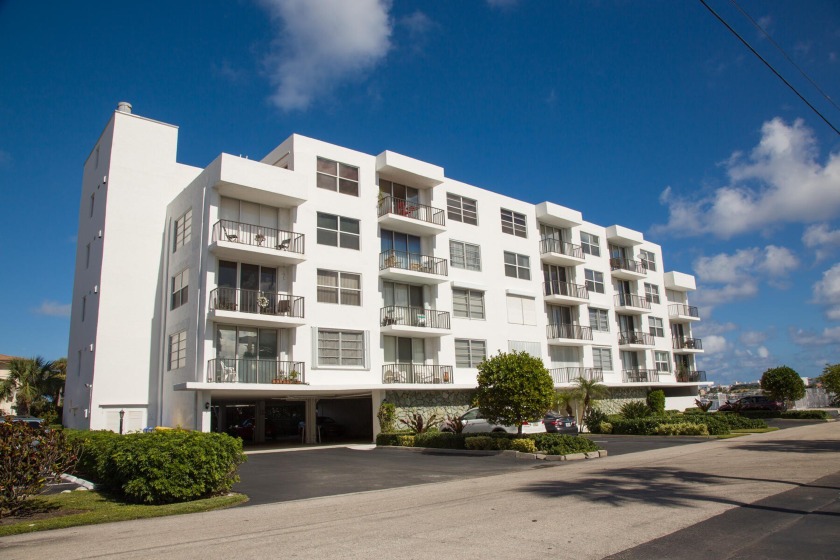 Bright one of a kind 1/1 modern unit with stunning intercoastal - Beach Condo for sale in Lantana, Florida on Beachhouse.com
