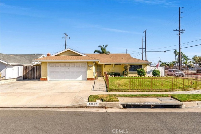 Charming Huntington Beach Home - Ready for Your Personal Touch!
 - Beach Home for sale in Huntington Beach, California on Beachhouse.com