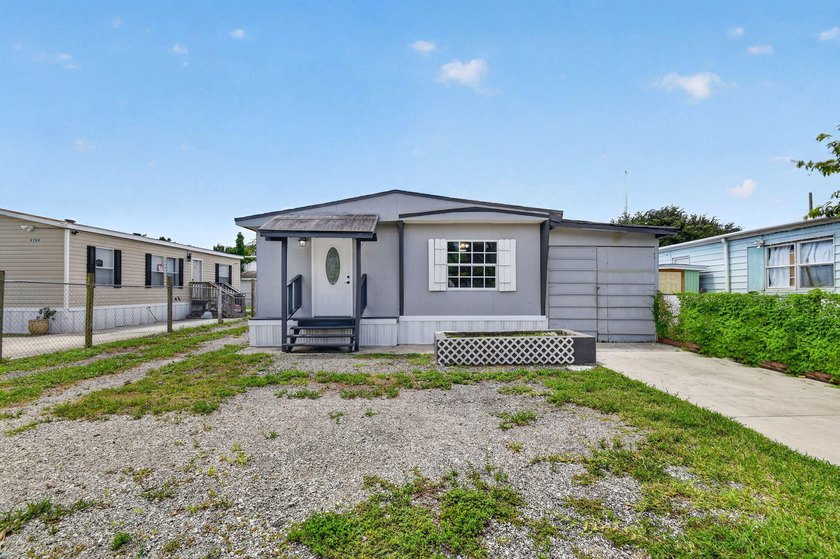 Spacious, Beautiful and Newly Renovated 3BR /2BA home w/ - Beach Home for sale in West Palm Beach, Florida on Beachhouse.com