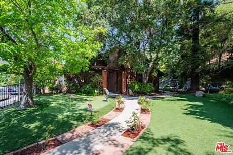 Welcome to this lovely 5-bedroom, 4.5-bathroom retreat nestled - Beach Home for sale in Pacific Palisades, California on Beachhouse.com