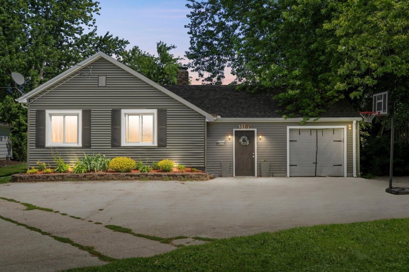 Live the lake life without leaving the city! Just blocks from - Beach Home for sale in Racine, Wisconsin on Beachhouse.com