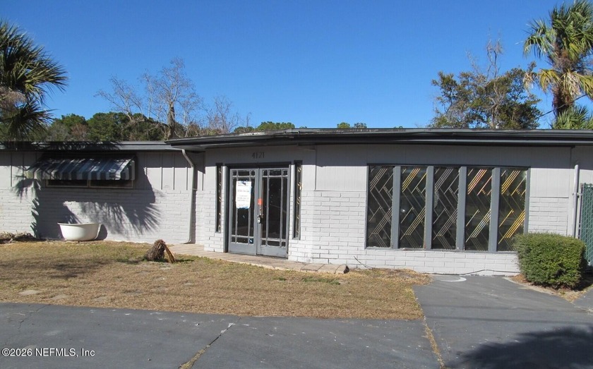Stately ranch style home, with unlimited potential. In ground - Beach Home for sale in Jacksonville, Florida on Beachhouse.com