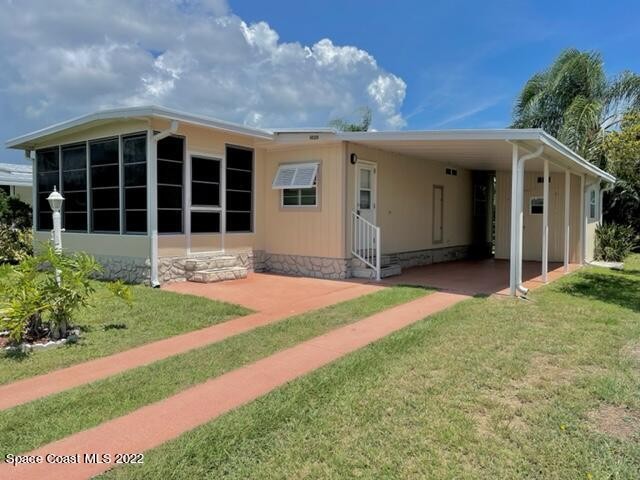 This lovely Barefoot Bay home is 2 beds, 1.5 baths and has a - Beach Home for sale in Sebastian, Florida on Beachhouse.com