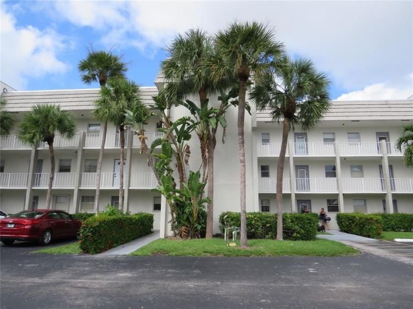 Bright and well-kept 1B/1B in highly desirable Sunrise Lakes 55+ - Beach Condo for sale in Sunrise, Florida on Beachhouse.com