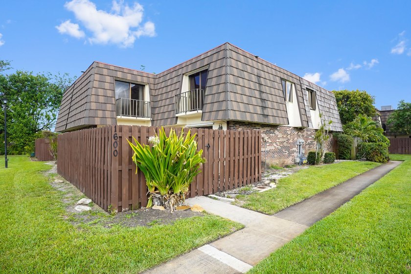 Located in the desirable Forest Lakes community, this charming - Beach Townhome/Townhouse for sale in West Palm Beach, Florida on Beachhouse.com