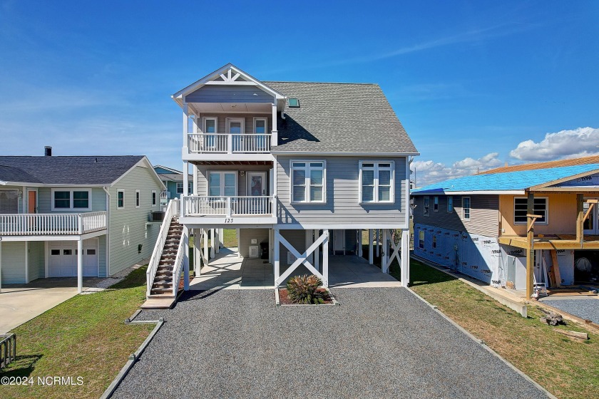 Move-In-Ready!  4 bedrooms 3.5 baths, this home is ready for the - Beach Home for sale in Holden Beach, North Carolina on Beachhouse.com