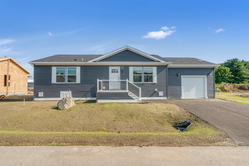 Welcome to Yankee Settlement!  Discover effortless, single-level - Beach Home for sale in Kittery, Maine on Beachhouse.com