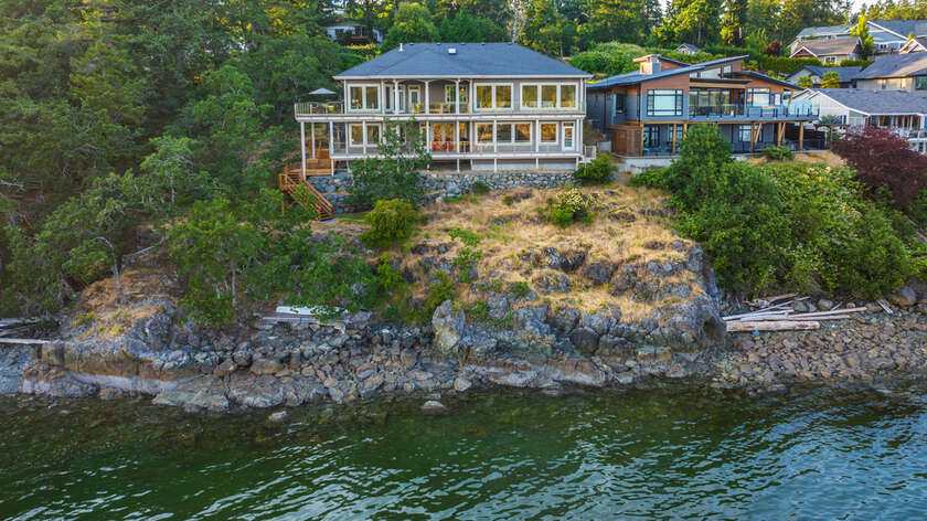 -----DEPARTURE BAY OCEANFRONT OASIS---- Rare .39 acre - Beach Home for sale in Nanaimo, British Columbia on Beachhouse.com