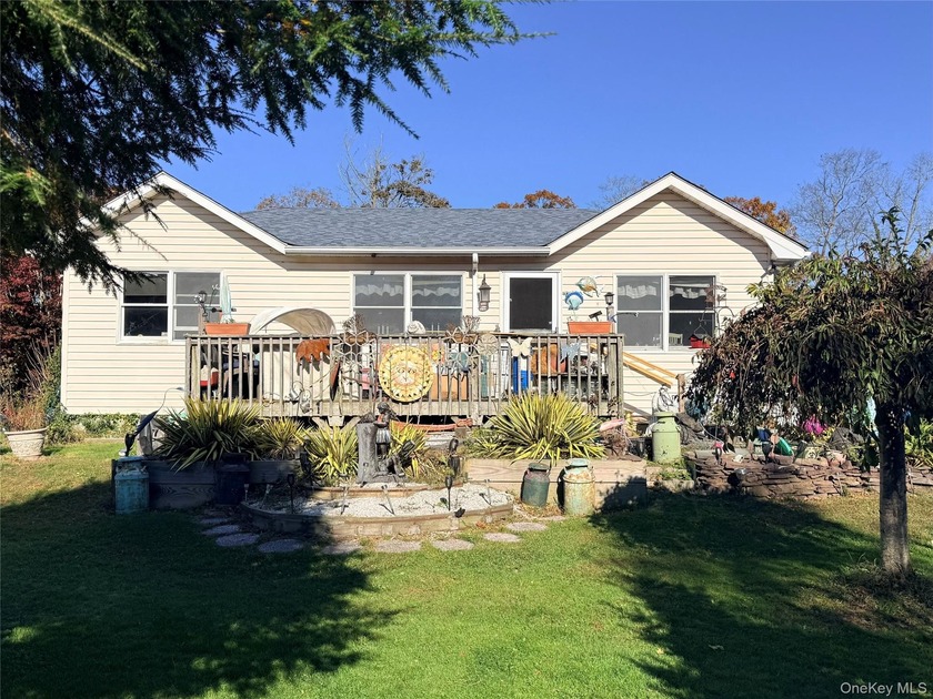 A lovely 2 bedroom 1 bathroom ranch on a huge piece of property - Beach Home for sale in Mastic Beach, New York on Beachhouse.com