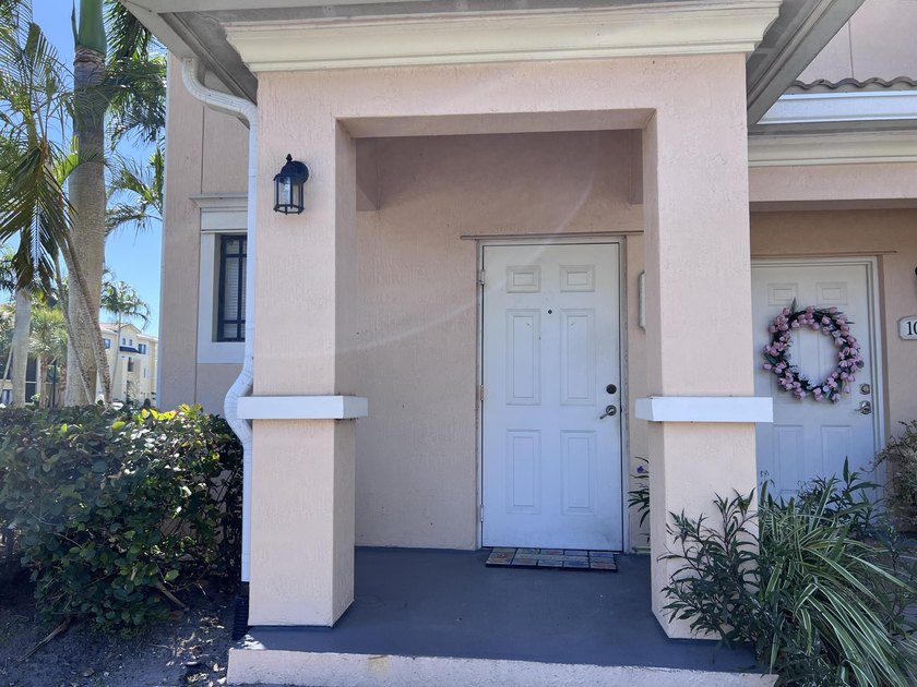 This is a corner unit with private entrance on first floor and - Beach Condo for sale in Palm Beach Gardens, Florida on Beachhouse.com