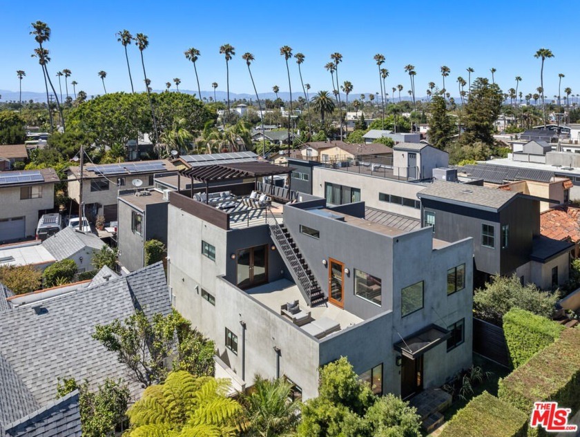 Discover a contemporary haven located just moments from the - Beach Home for sale in Venice, California on Beachhouse.com