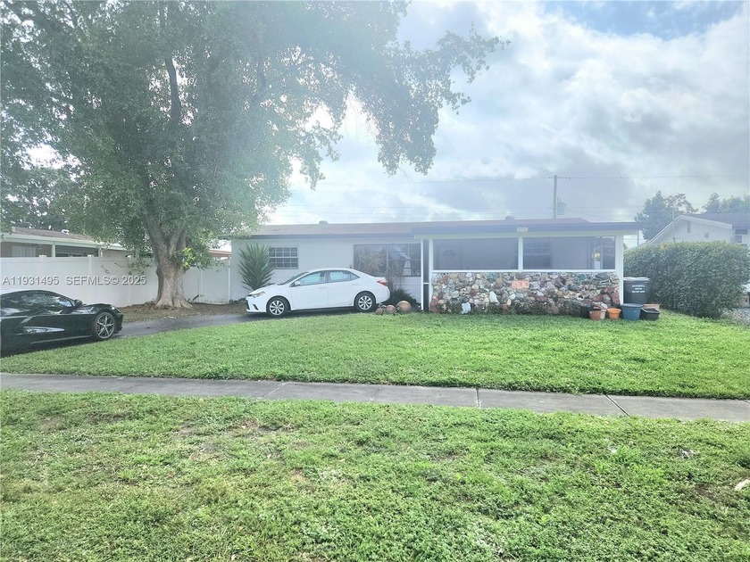 Welcome to this amazing opportunity to own in Hollywood! This - Beach Home for sale in Hollywood, Florida on Beachhouse.com