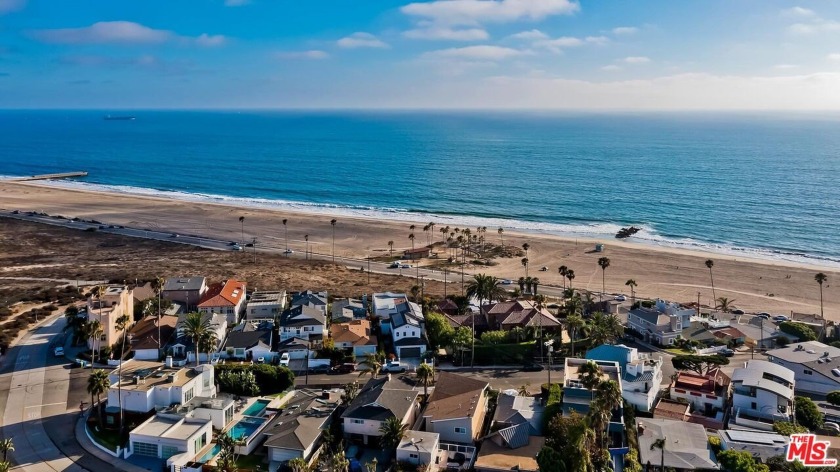 Discover Playa del Rey living at its finest in this inviting - Beach Home for sale in Playa Del Rey, California on Beachhouse.com