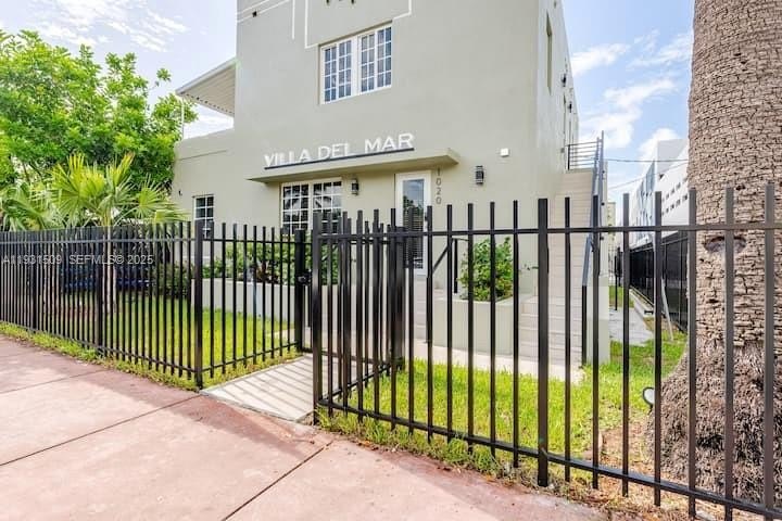 Fully renovated!Located in the heart of Miami Beach, presents a - Beach Townhome/Townhouse for sale in Miami Beach, Florida on Beachhouse.com