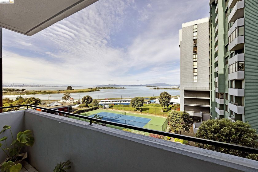 Welcome home to your amazing new views of the Bridges and the - Beach Condo for sale in Albany, California on Beachhouse.com