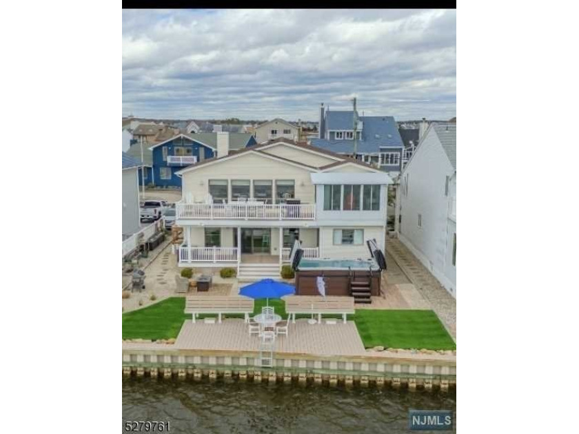 Experience bayfront luxury in this stunning 4 bedroom, 2 - Beach Home for sale in Brick, New Jersey on Beachhouse.com