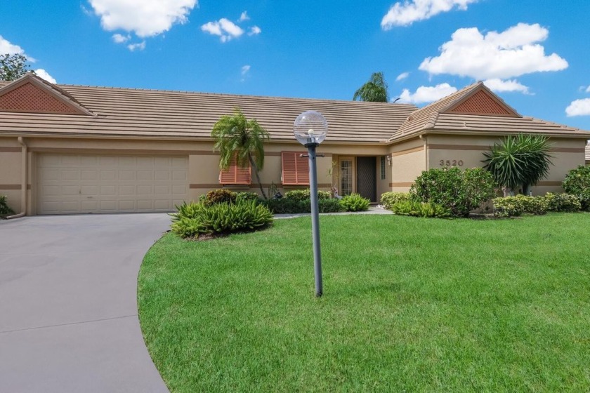 LAKEBRIDGE SOUTH. METICULOUSLY MAINTAINED 1889 SQFT HOME. MANY - Beach Townhome/Townhouse for sale in Bradenton, Florida on Beachhouse.com