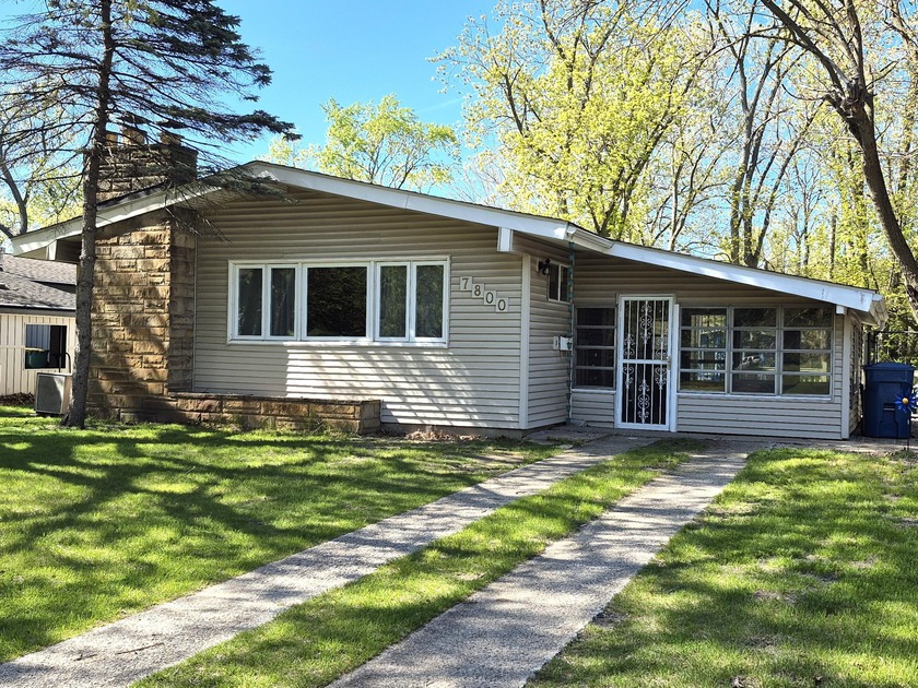 MID-CENTURY MODERN HOOSIER HOME! Just a few blocks to Lake - Beach Home for sale in Gary, Indiana on Beachhouse.com