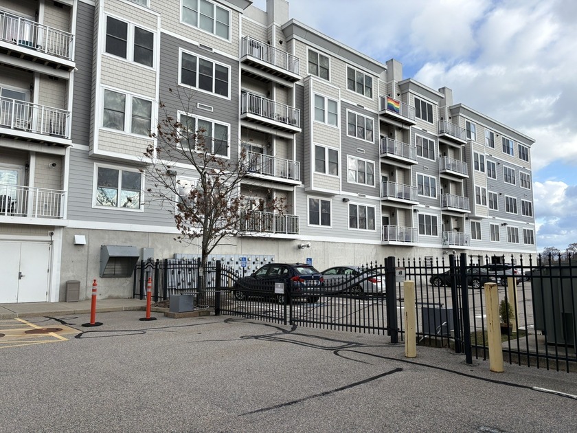 Shaw's Landing Condo in secure building with 2 parking spots! - Beach Condo for sale in New London, Connecticut on Beachhouse.com
