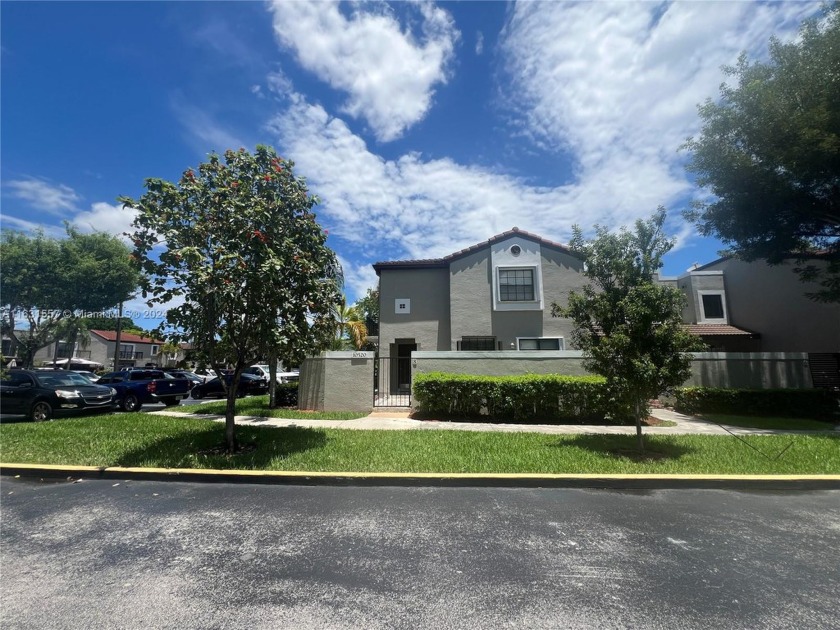 Beautifully upgraded, spacious corner townhome in highly - Beach Townhome/Townhouse for sale in Miami, Florida on Beachhouse.com