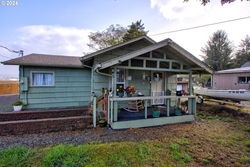 A truly rare find, this mixed-use property along the scenic Coal - Beach Home for sale in Coos Bay, Oregon on Beachhouse.com