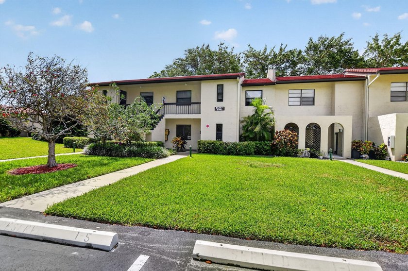 BEAUTIFUL MODERN OPEN CONCEPT KITCHEN WITH A WARM NATURAL WOOD - Beach Condo for sale in Boca Raton, Florida on Beachhouse.com