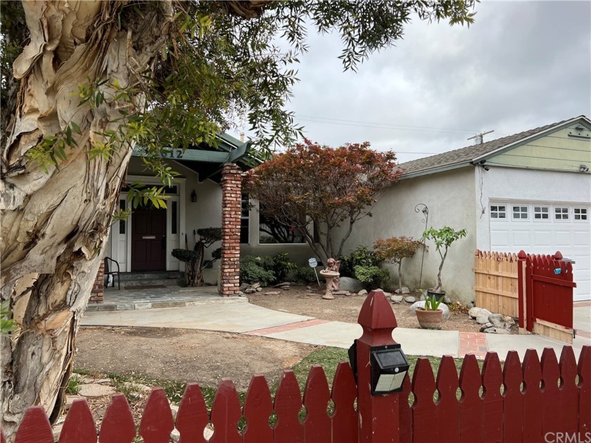 Great opportunity to fix and save!!!  This 3 bedroom 2 bath home - Beach Home for sale in Lakewood, California on Beachhouse.com