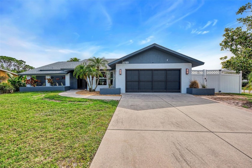 TURNKEY! Private, quiet, updated, great front entry, formal and - Beach Home for sale in Venice, Florida on Beachhouse.com