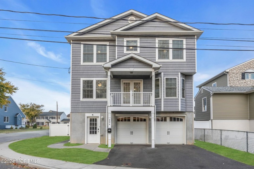 Beautiful shore colonial with stunning water views! Gourmet - Beach Home for sale in Union Beach, New Jersey on Beachhouse.com