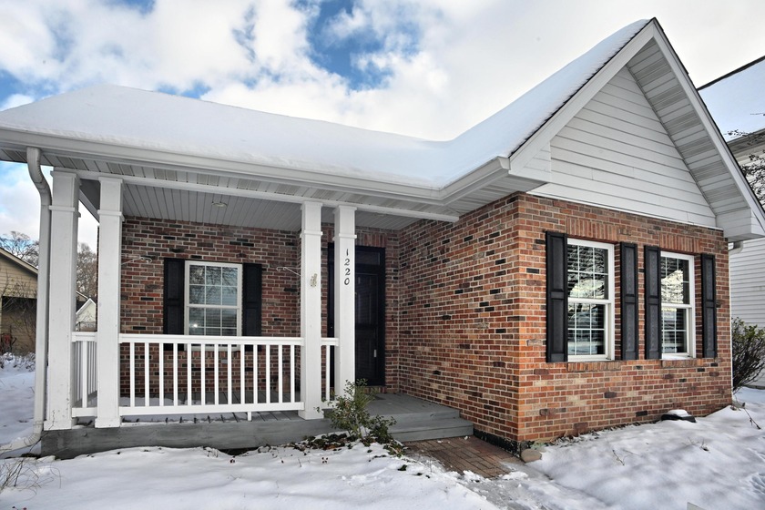 Welcome home to this charming 2-bedroom, 2-bath brick residence - Beach Home for sale in Chesterton, Indiana on Beachhouse.com