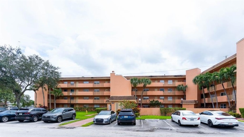 Well maintained 2/2, 1000 sq. ft. unit with canal views is a - Beach Condo for sale in Sunrise, Florida on Beachhouse.com