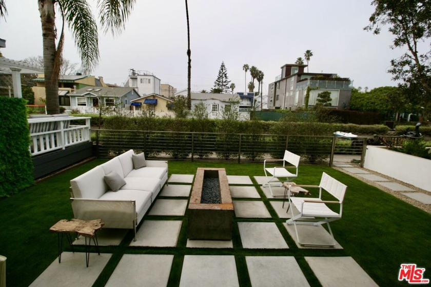 Exquisite modern residence on the Venice canals with an - Beach Home for sale in Venice, California on Beachhouse.com