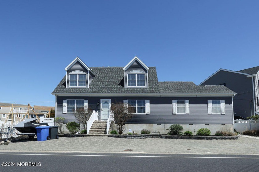 EXPANDED LARGE CAPE CODE HOME WITH GAS HEAT AND CENTRAL AIR - Beach Home for sale in Beach Haven West, New Jersey on Beachhouse.com