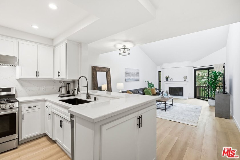 Highly desirable, sun-drenched 1-bedroom, 1.5-bathroom penthouse - Beach Condo for sale in Playa Del Rey, California on Beachhouse.com