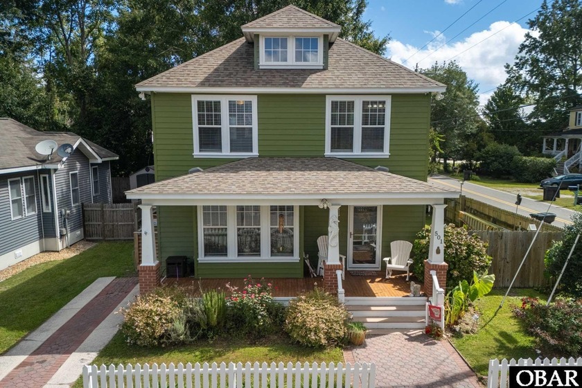 Welcome home to this well maintained 3 bedroom, 2.5 bath home on - Beach Home for sale in Manteo, North Carolina on Beachhouse.com