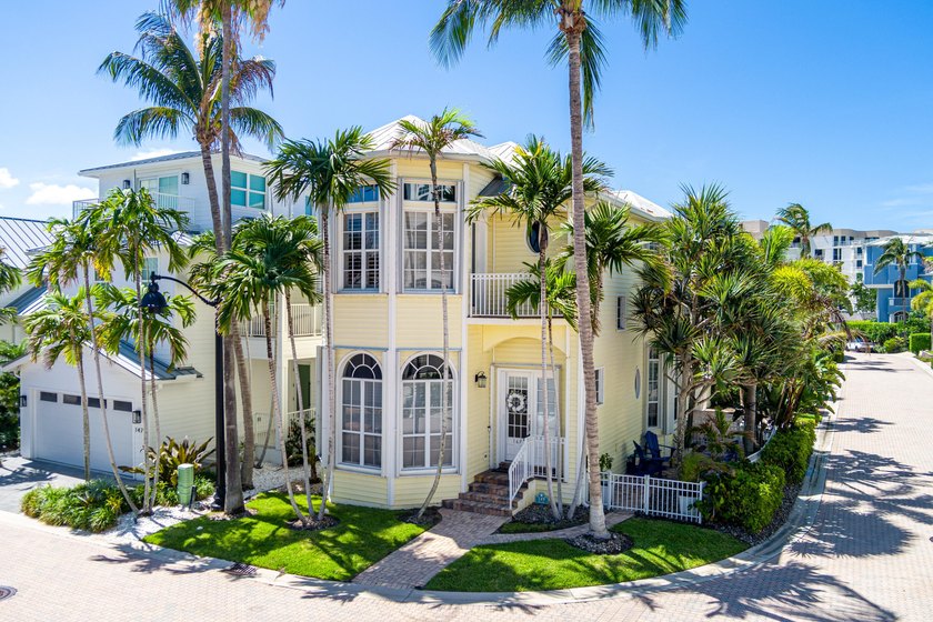 Located in the gated Jupiter Key community just steps from the - Beach Home for sale in Jupiter, Florida on Beachhouse.com