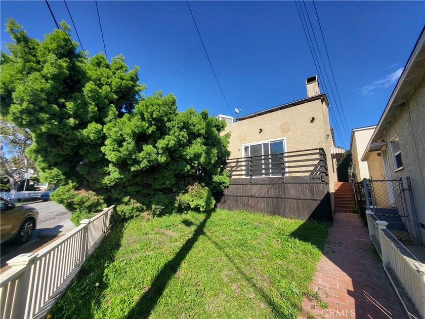 PRESENTED BY THE LOCKWOOD TEAM 
OPPORTUNITY KNOCKS! Bring Your - Beach Home for sale in Hermosa Beach, California on Beachhouse.com