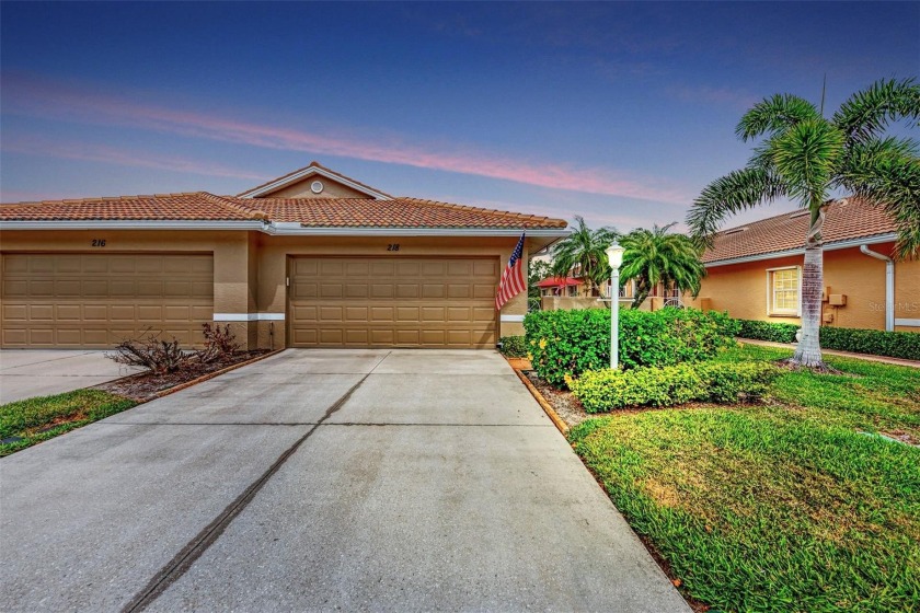 LAKEFRONT BEAUTY Located Just Minutes from Venice Island is - Beach Home for sale in Venice, Florida on Beachhouse.com