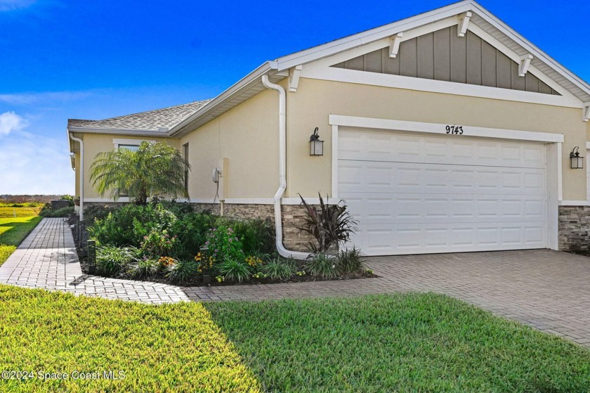 Just move right into this bright airy duplex! Great curb appeal - Beach Home for sale in Melbourne, Florida on Beachhouse.com