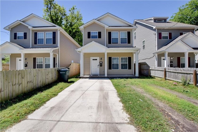 This beautiful home offers 3 bedrooms, 2.5 bathrooms, featuring - Beach Home for sale in Hampton, Virginia on Beachhouse.com