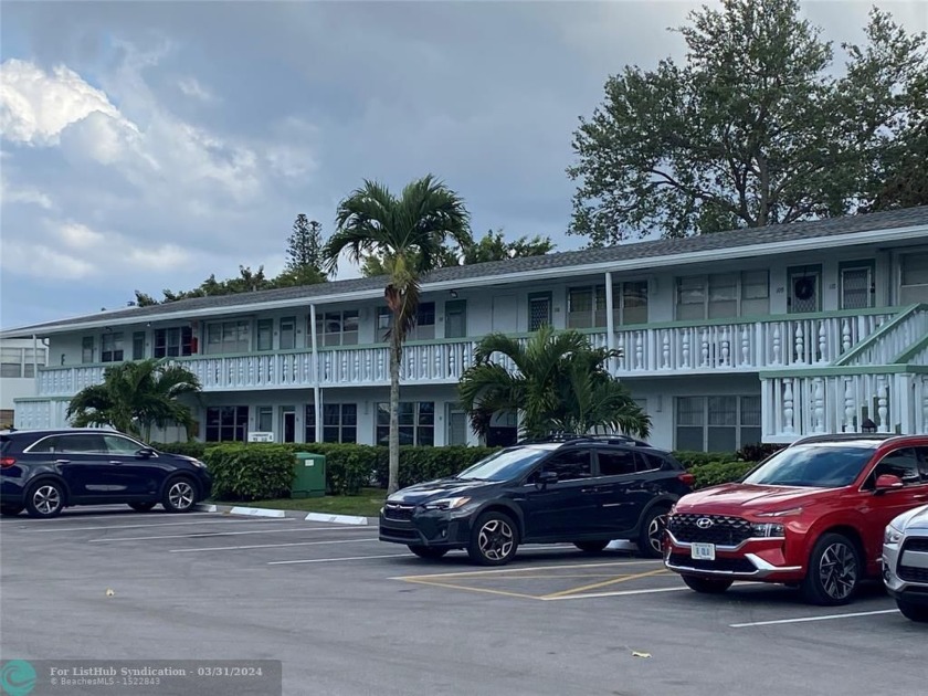 MUST SEE! Prime location in the desirable Lyndhurst area. Walk - Beach Condo for sale in Deerfield Beach, Florida on Beachhouse.com
