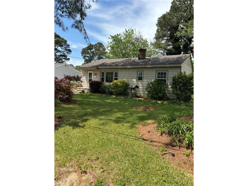 Well maintained 4 bed 1 bath home in the Town center area of Va - Beach Home for sale in Virginia Beach, Virginia on Beachhouse.com