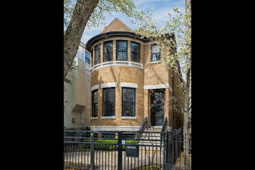 Welcome to this beautifully maintained 5 Bedroom + 3.1 Bathroom - Beach Home for sale in Chicago, Illinois on Beachhouse.com
