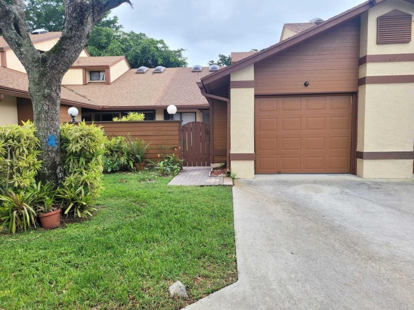 Welcome to Timberline! Come and see this beautiful water view - Beach Townhome/Townhouse for sale in West Palm Beach, Florida on Beachhouse.com