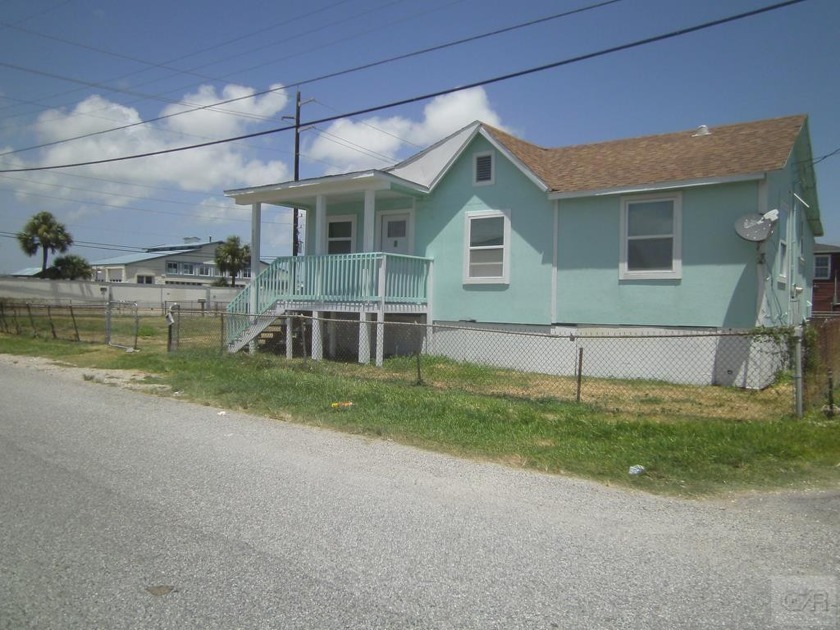 Lovely 3 bedroom 2 bath on large corner lot also zoned - Beach Home for sale in Galveston, Texas on Beachhouse.com